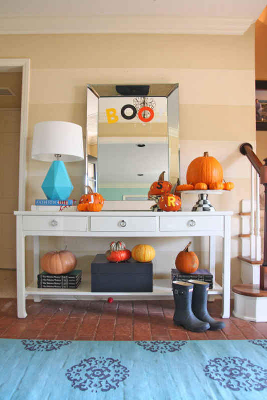 Seasonal entryway decor ideas for Halloween, pumpkins, DIY www.pencilshavingsstudio.com