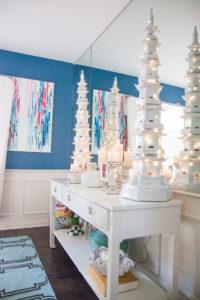 Christmas home tour with Pencil Shavings Studio; Chinoiserie-inspired Christmas decor with blue and white ginger jars, red accents, and loads of boxwood. www.pencilshavingsstudio.com